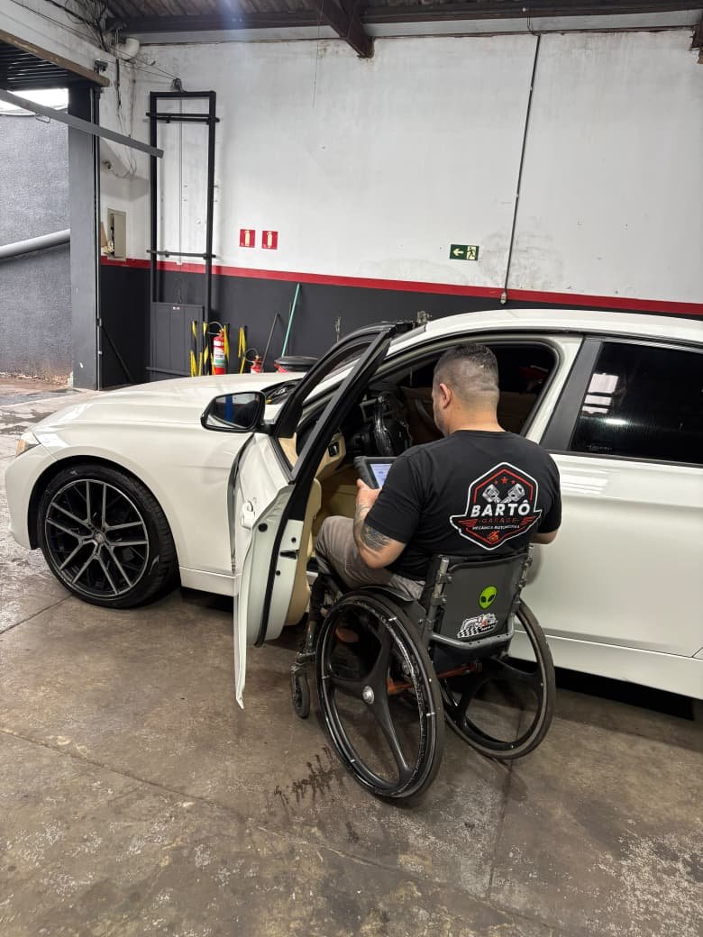 Bart&ocirc; realizando diagn&oacute;stico eletr&ocirc;nico avan&ccedil;ado com scanner na Bart&ocirc; Garage