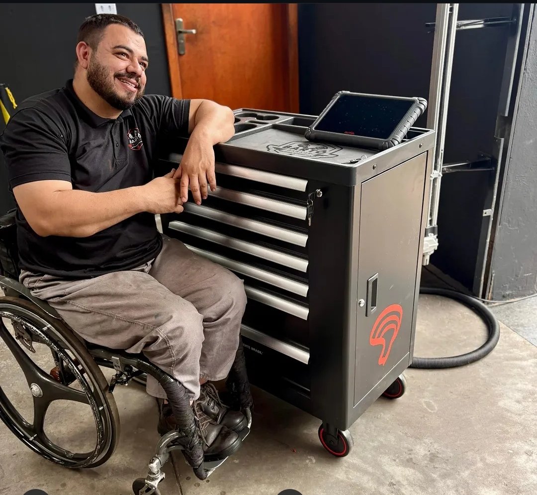 Bart&ocirc; na bancada e ferramentas especializadas da Bart&ocirc; Garage